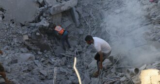 Copertina di Israele continua a bombardare le scuole di Gaza, attaccata un’altra a Khan Younis: 27 morti. “Accoglieva rifugiati”