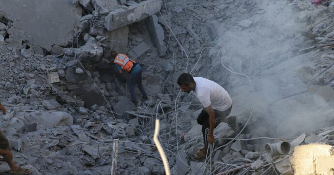 Israele continua a bombardare le scuole di Gaza, attaccata un’altra a Khan Younis: 27 morti. “Accoglieva rifugiati”