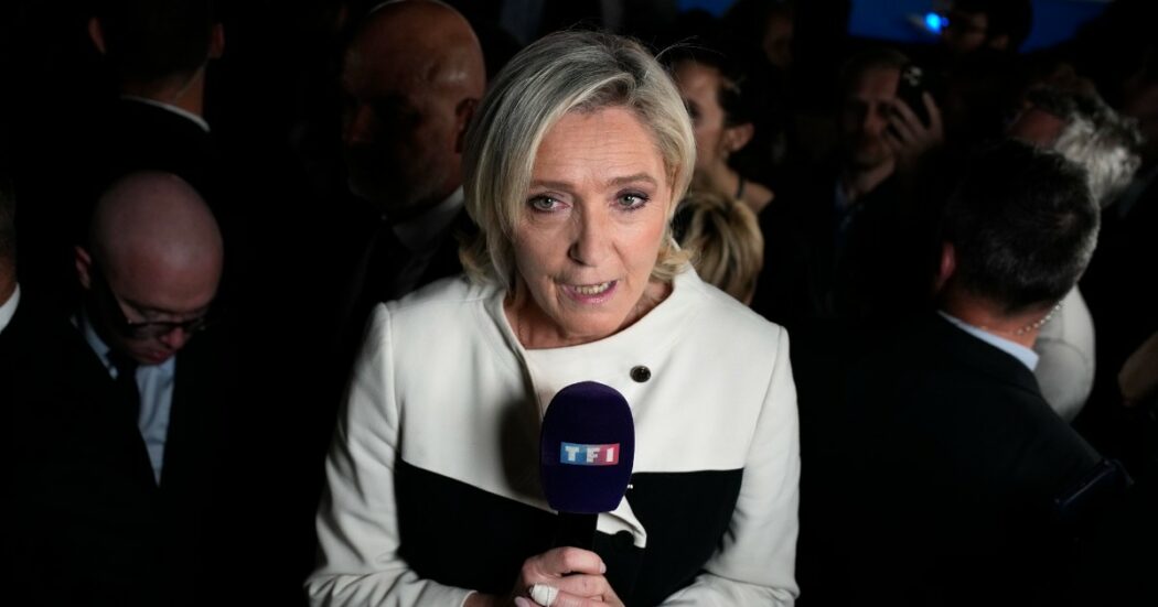 Francia, aperta un’indagine per finanziamenti illeciti al partito di Marine Le Pen: focus sui fondi per le Presidenziali 2022