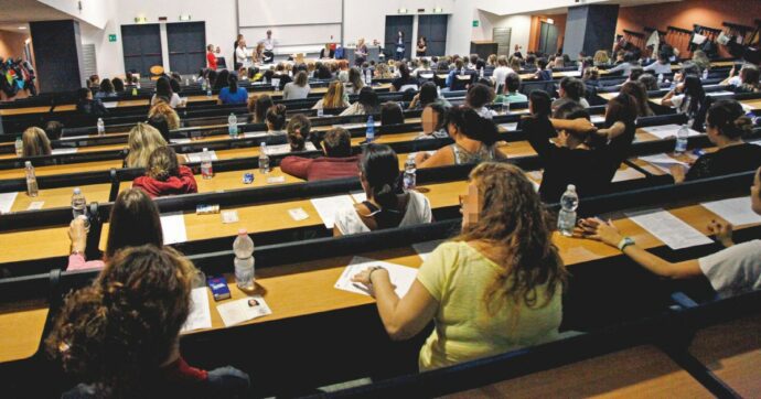 Salva-baroni, Fi ci riprova: prof. in pensione a 72 anni