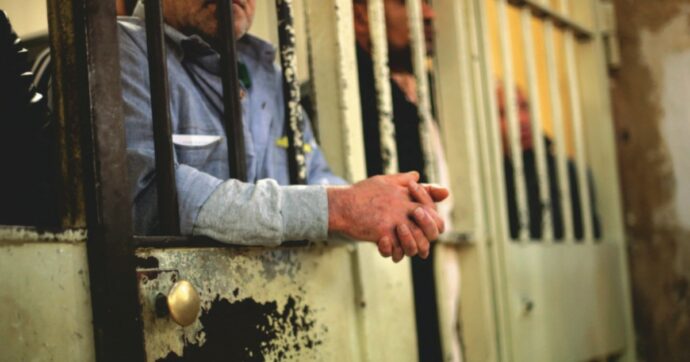 Copertina di Forza Italia vuole fare uscire 10 mila detenuti. Scontro con Meloni