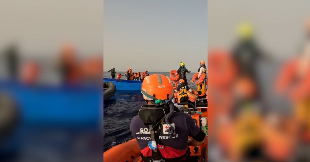Uomini con il volto coperto assaltano la barca dei migranti durante il salvataggio della Ocean Viking: panico a bordo, alcuni si gettano in mare