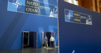Copertina di Vertice Nato, Kiev spinge per l’adesione: “Percorso irreversibile”. E l’Onu condanna il raid russo sull’ospedale: “Crimine di guerra”