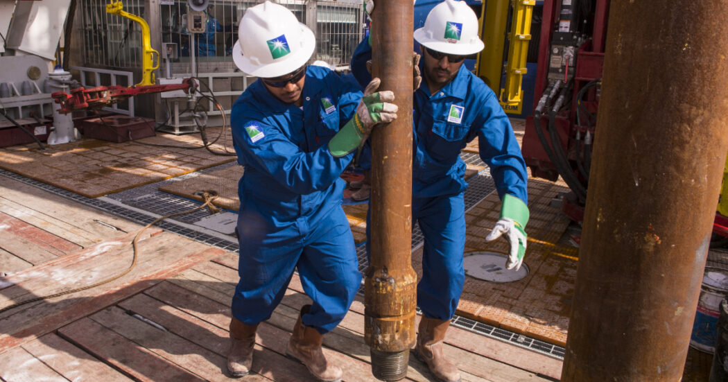 Saudi Aramco non teme la transizione verde. “Il petrolio è qui per restare, i motori a carburante pure”