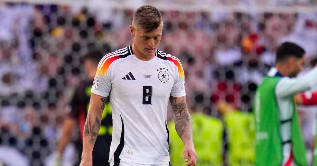 Toni Kroos si ritira: la città di Greifswald gli rende omaggio ma lui non farà più ritorno in Germania. “Dopo le 23 Madrid è più sicura”