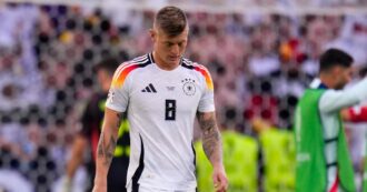 Copertina di Toni Kroos si ritira: la città di Greifswald gli rende omaggio ma lui non farà più ritorno in Germania. “Dopo le 23 Madrid è più sicura”