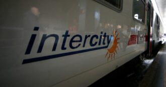 Copertina di Pescara, diciottenne percorre 100 chilometri aggrappato a un treno: l’ipotesi di una challenge social