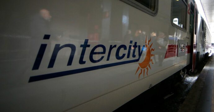 Pescara, diciottenne percorre 100 chilometri aggrappato a un treno: l’ipotesi di una challenge social