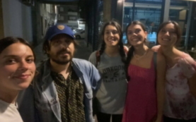 Copertina di Calcutta l’eroe buono che salva le donne e le fan: “Ci ha detto di aspettare il treno nella reception del suo hotel per non essere stuprate”