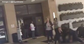 Copertina di A terra con un ginocchio premuto sul collo: afroamericano ucciso dalla security di un hotel in Usa. Il video mentre grida “aiuto”