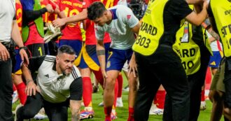 Copertina di Morata travolto da uno steward, colpito al ginocchio destro al termine di Spagna-Francia: “Nessun problema, sto bene”