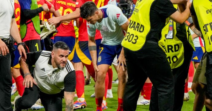 Morata travolto da uno steward, colpito al ginocchio destro al termine di Spagna-Francia: “Nessun problema, sto bene”