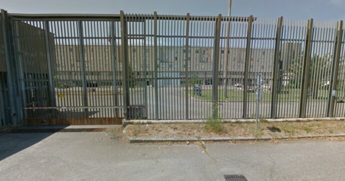 Trovato morto un detenuto: proteste nel carcere di Viterbo, i reclusi incendiano materassi