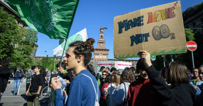 Indagine Bei, giovani italiani tra i più informati al mondo su cause, rischi e conseguenze dei cambiamenti climatici