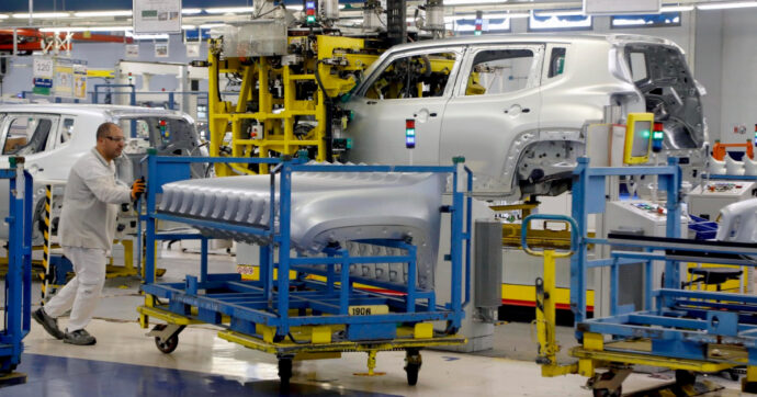 Sedicesimo mese consecutivo di calo per l’industria italiana. Crolla l’auto (- 27,8%). Urso: “Dati incoraggianti”