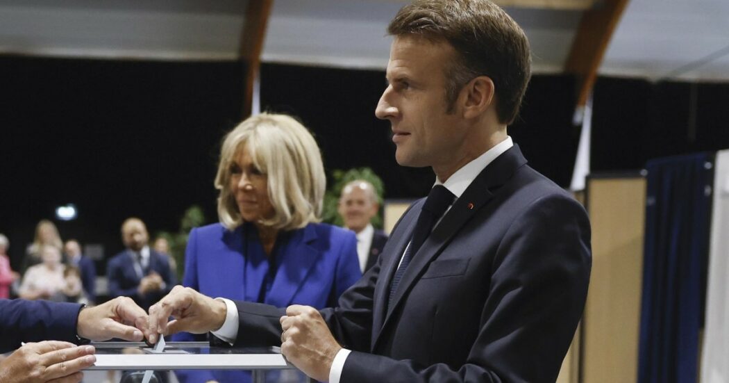 Macron prova la “mossa Mattarella”: “Lascio tempo ai partiti per mettersi d’accordo, serve un ampio rassemblement solido e plurale”