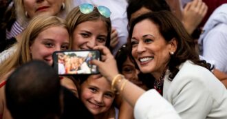 Copertina di Elezioni Usa, George Clooney e Nancy Pelosi accompagnano fuori Joe