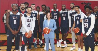 Copertina di Kamala Harris a canestro: dal Dream team per iniziare la campagna elettorale