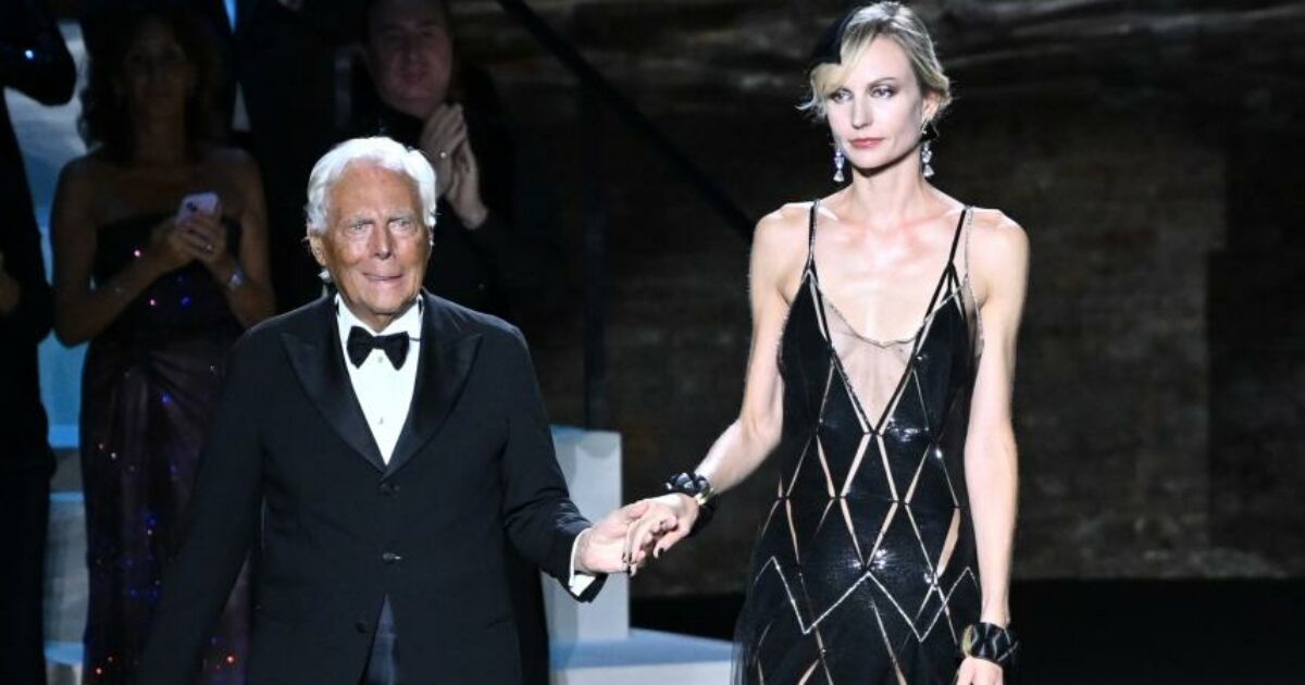 “Il pelo non fa donna, auguri Giorgio Armani”: il messaggio degli animalisti per i 90 anni dello stilista che per primo ha eliminato le pellicce