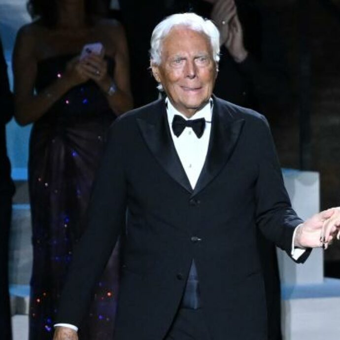 “Il pelo non fa donna, auguri Giorgio Armani”: il messaggio degli animalisti per i 90 anni dello stilista che per primo ha eliminato le pellicce