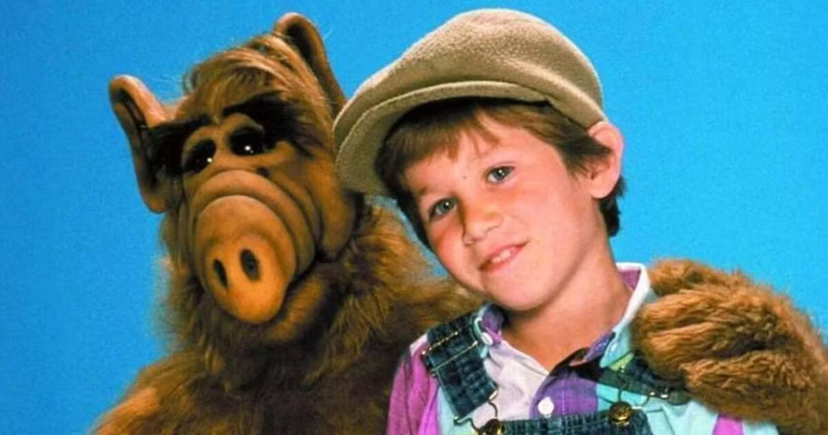 È morto Benji Gregory, ex baby star della sitcom cult “Alf” degli Anni 80: “È stata una fine tragica con il suo cane, una macabra scoperta”