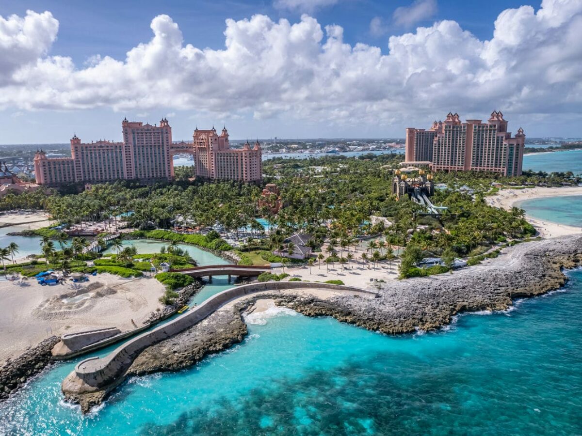 “Crimini violenti, rapine a mano armata mortali e attacchi da parte di squali”: svelato dal Daily Star il lato oscuro delle Bahamas che spaventa i turisti