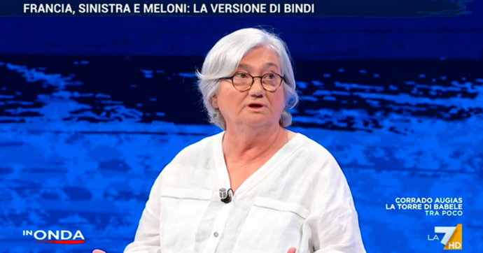 Copertina di Bindi a La7: “Prendere un volo dall’aeroporto Berlusconi? Veramente sono venuta in treno”. E attacca Meloni su spese militari