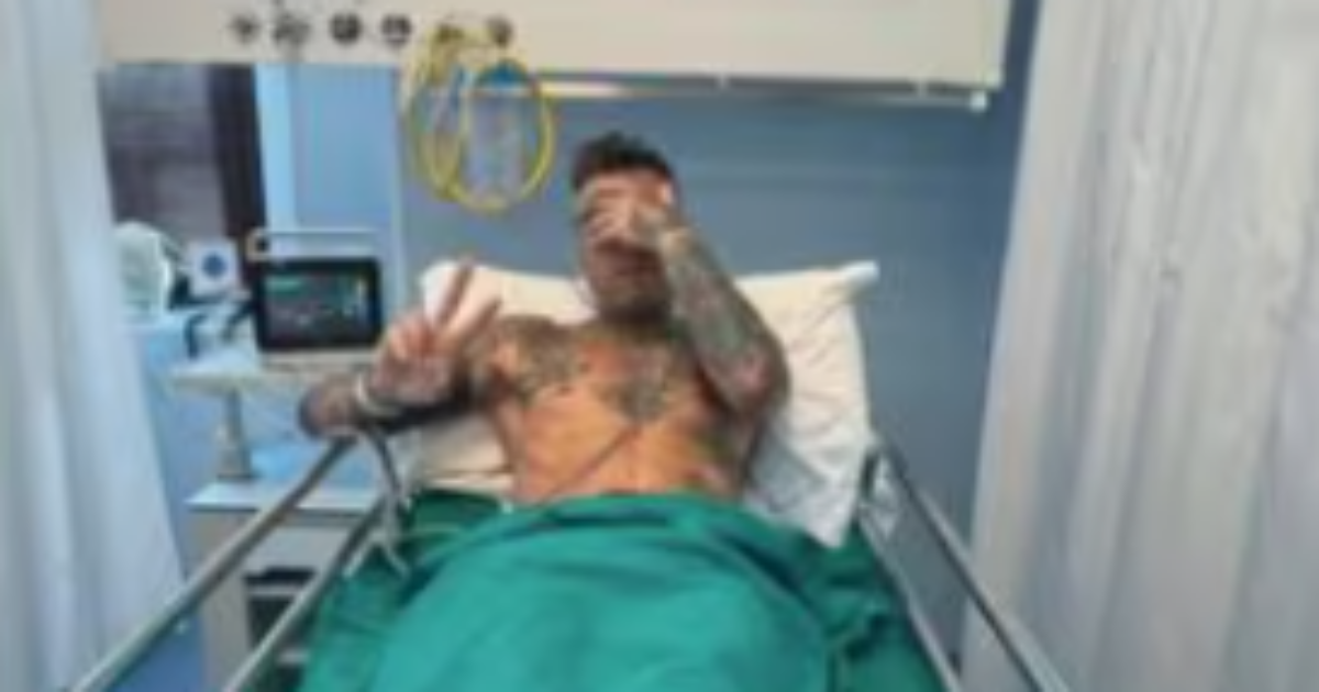 Fedez in ospedale per una emorragia interna. La foto e le parole del rapper: “In questi momenti capisci che certe persone è meglio perderle”