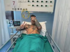 Copertina di Fedez in ospedale per una emorragia interna. La foto e le parole del rapper: “In questi momenti capisci che certe persone è meglio perderle”