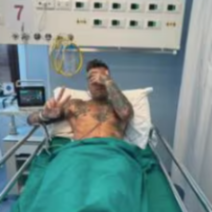 Fedez in ospedale per una emorragia interna. La foto e le parole del rapper: “In questi momenti capisci che certe persone è meglio perderle”