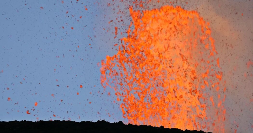 Aumenta l’attività vulcanica dell’Etna, disagi all’aeroporto di Catania. Le immagini del cratere centrale girate ad alta quota