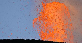 Copertina di Aumenta l’attività vulcanica dell’Etna, disagi all’aeroporto di Catania. Le immagini del cratere centrale girate ad alta quota