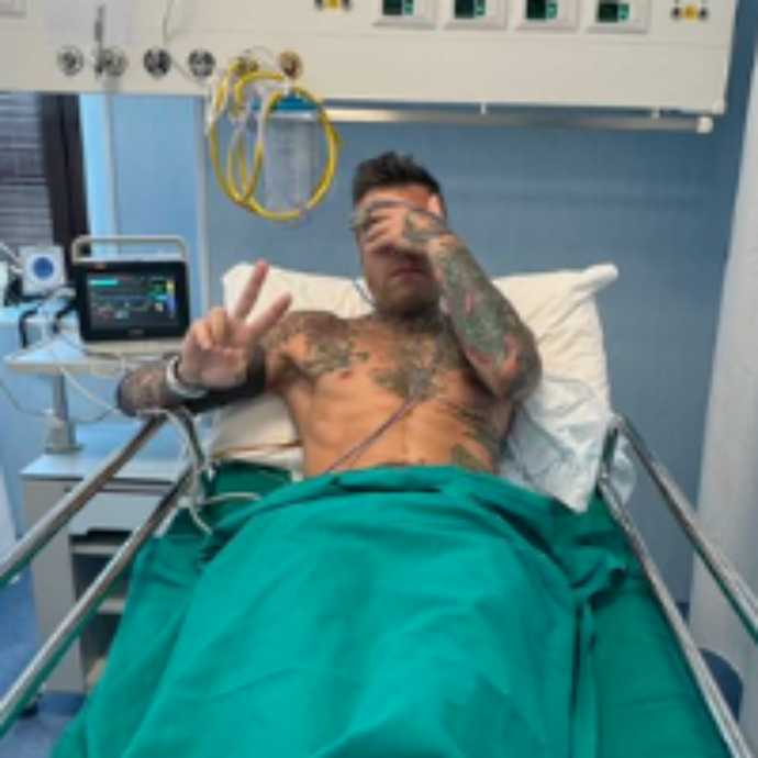 “Gli farei vedere la gente in ospedale che lotta per davvero”, Fedez s’infuria e risponde al commento: “Ti mando le foto della mia m**** piena di sangue così dai un senso alla tua vita? Ratto”