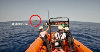 Copertina di 87 migranti su un gommone alla deriva: la milizia libica ostacola i soccorritori di Medici senza frontiere. Le immagini