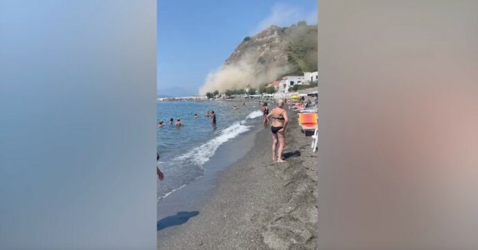 Copertina di Campi Flegrei, frana sulla spiaggia a Monte di Procida: paura tra i bagnanti. Comune: “Nessun collegamento con la scossa”