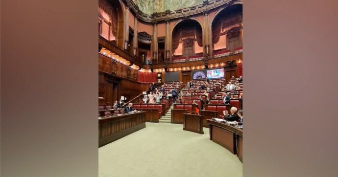 Copertina di Dl Agricoltura, protesta in Aula per l’ok all’ordine del giorno della Lega sulla caccia agli stambecchi: seduta sospesa