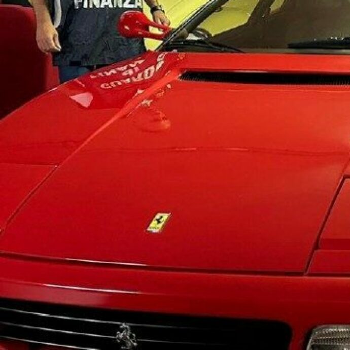 Miliardario compra una Ferrari da 2 milioni, la parcheggia e la lascia lì per 10 anni: “Mi sono completamente dimenticato di averla”