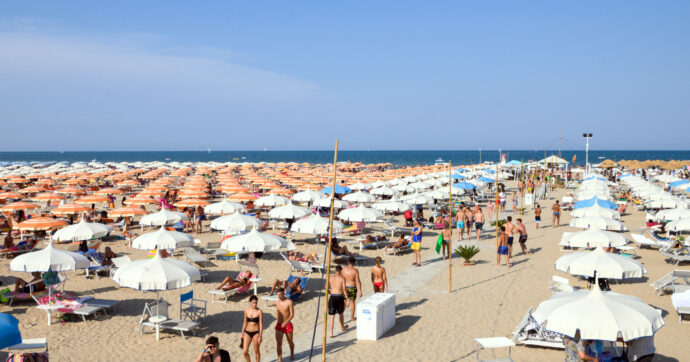 Copertina di “Formiche sul letto, bagno in un metro quadro, una stanza piccola e buia a 638 euro per una settimana”: la vacanza da incubo di due turisti