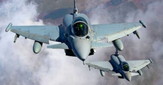 Copertina di Corsa al riarmo, il M5s denuncia: “Crosetto vuole comprare 24 caccia Eurofighter Typhoon al costo esorbitante di 7,5 miliardi”
