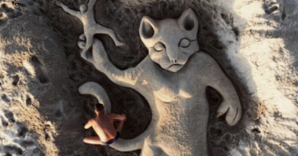 Copertina di Il gattino buttato giù dal ponte rivive in una commovente scultura di sabbia in spiaggia a Sassari