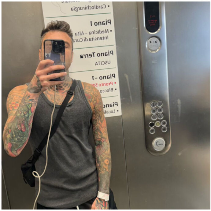 “Fit check outfit da dimissioni”: Fedez lascia il Policlinico di Milano e corre dalla figlia Vittoria