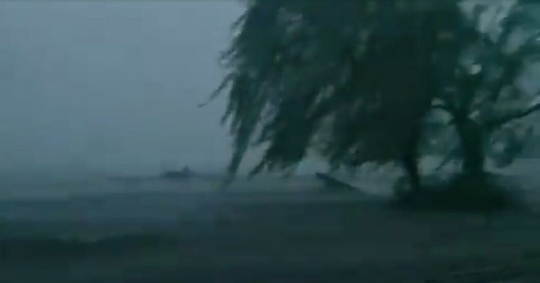 Cielo scuro, fulmini e vento: le impressionanti immagini del lago di Varese in tempesta