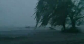 Copertina di Cielo scuro, fulmini e vento: le impressionanti immagini del lago di Varese in tempesta