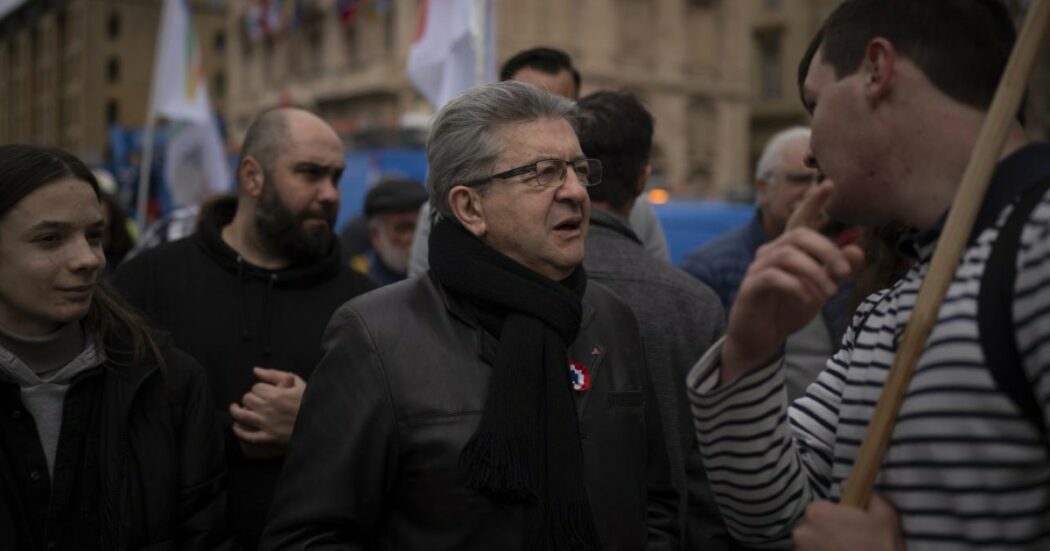 Oggi, in Francia, il nemico è Mélenchon. Fa così paura che Macron preferisce un governo tecnico