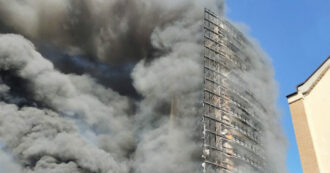 Copertina di Incendio Torre dei Moro a Milano, il giudice: “Nascosta pericolosità dei pannelli, la modifica fu inserita con una correzione a mano”