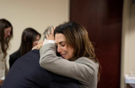 Copertina di Archiviato il processo per omicidio colposo contro Alec Baldwin. L’attore e la moglie in lacrime