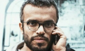 Copertina di Ucciso da un malore a Londra, “il corpo dell’attore Claudio Gaetani è stato lasciato in strada per sei ore e un agente gli ha rubato il portafoglio”