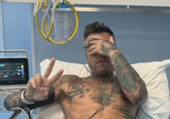 Copertina di “Basta attaccare Fedez. I sanguinamenti non sono dovuti all’abuso di sostanze come alcol o droga”: parla il chirurgo Zappa che ha curato il rapper