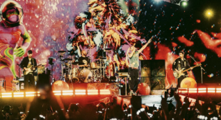 Copertina di La sostenibile leggerezza del Coldplay: vi raccontiamo il live di Roma (uno show futuribile, paraculo ma non troppo)