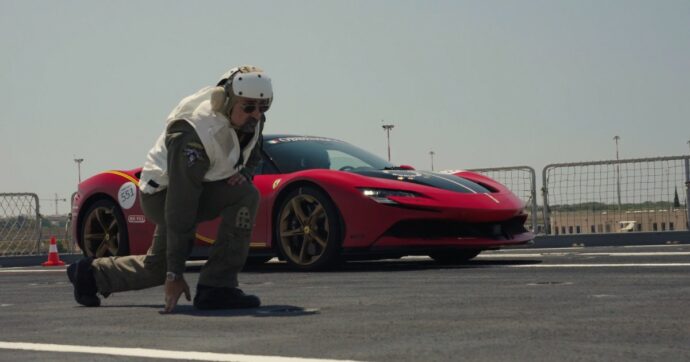 Ferrari SF90 Stradale, record sulla portaerei Garibaldi. La sesta volta del pilota Barone